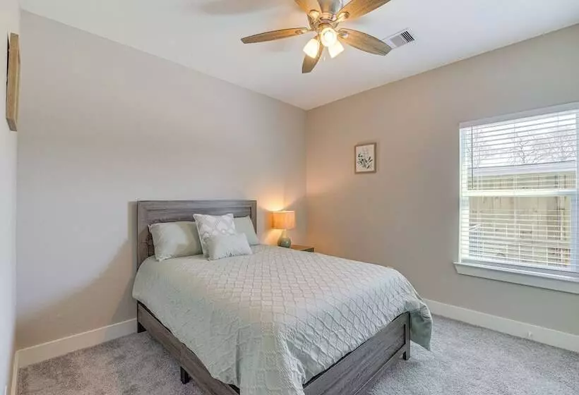 Quiet Houston Home   9 Mi To Downtown Aquarium!