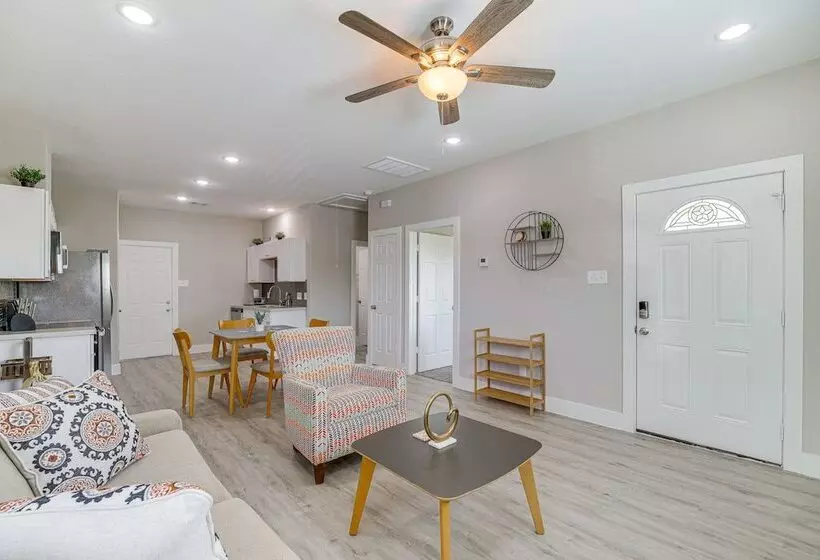 Quiet Houston Home   9 Mi To Downtown Aquarium!
