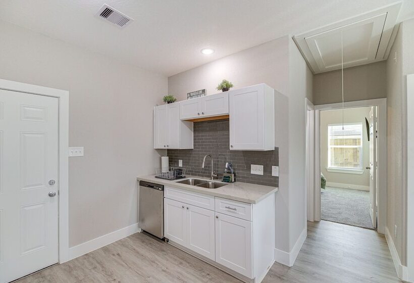 Quiet Houston Home 9 Mi To Downtown Aquarium!