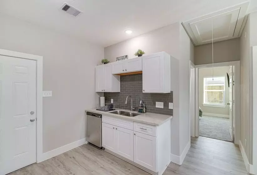 Quiet Houston Home   9 Mi To Downtown Aquarium!