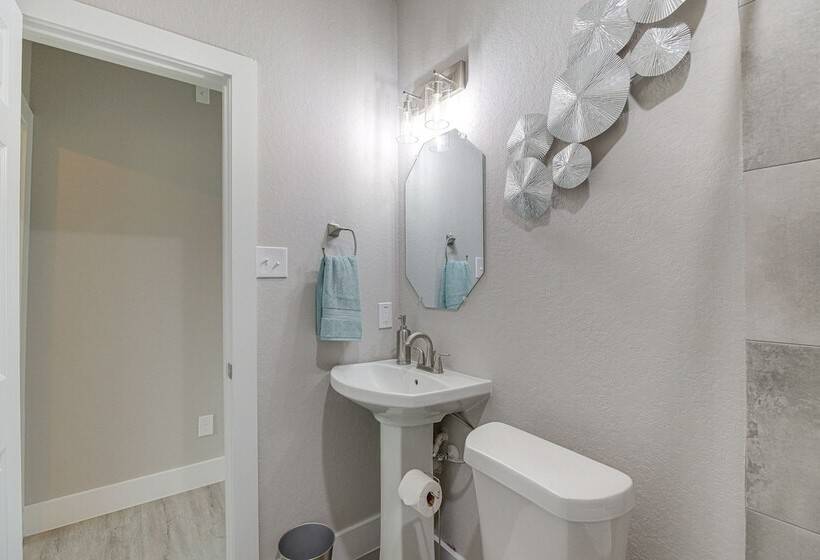 Quiet Houston Home 9 Mi To Downtown Aquarium!