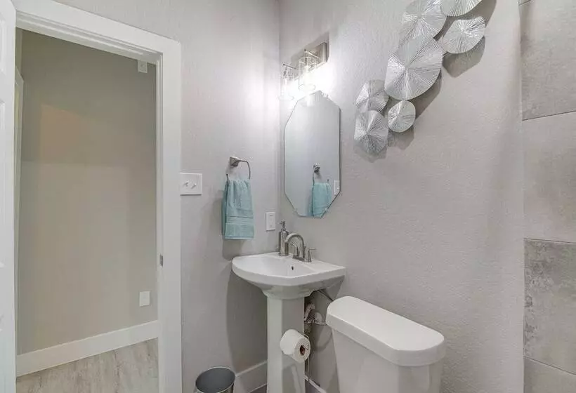 Quiet Houston Home   9 Mi To Downtown Aquarium!