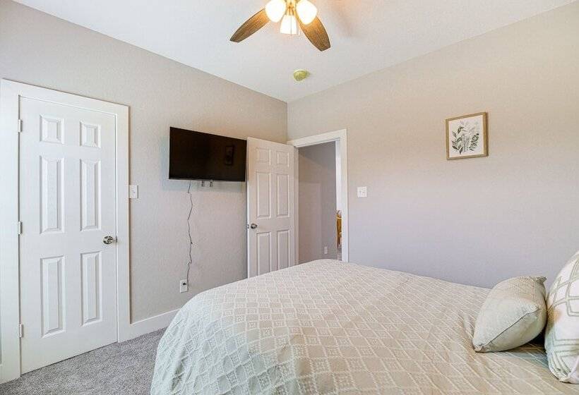 Quiet Houston Home 9 Mi To Downtown Aquarium!