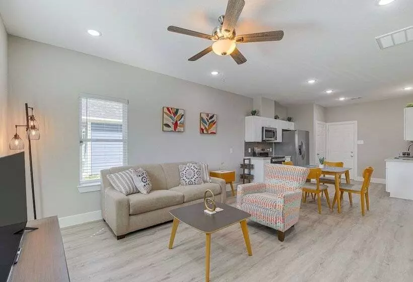 Quiet Houston Home   9 Mi To Downtown Aquarium!