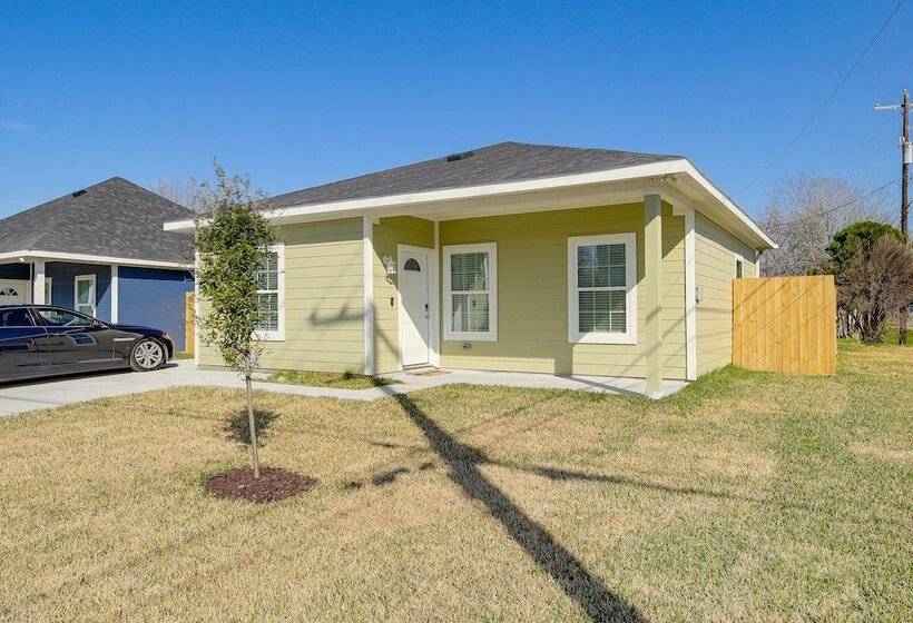 Quiet Houston Home 9 Mi To Downtown Aquarium!