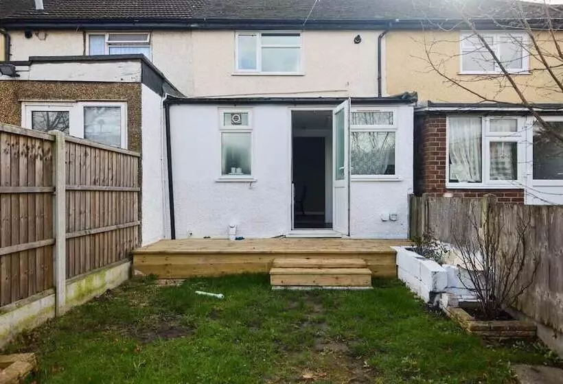 The Dagenham Park Place   Dazzling 3bdr House With Garden