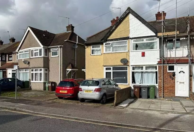 The Dagenham Park Place   Dazzling 3bdr House With Garden