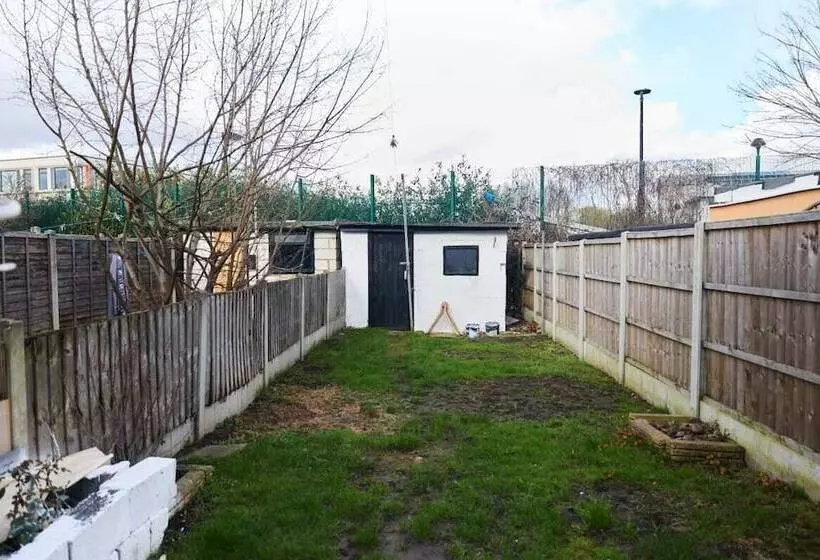 The Dagenham Park Place   Dazzling 3bdr House With Garden