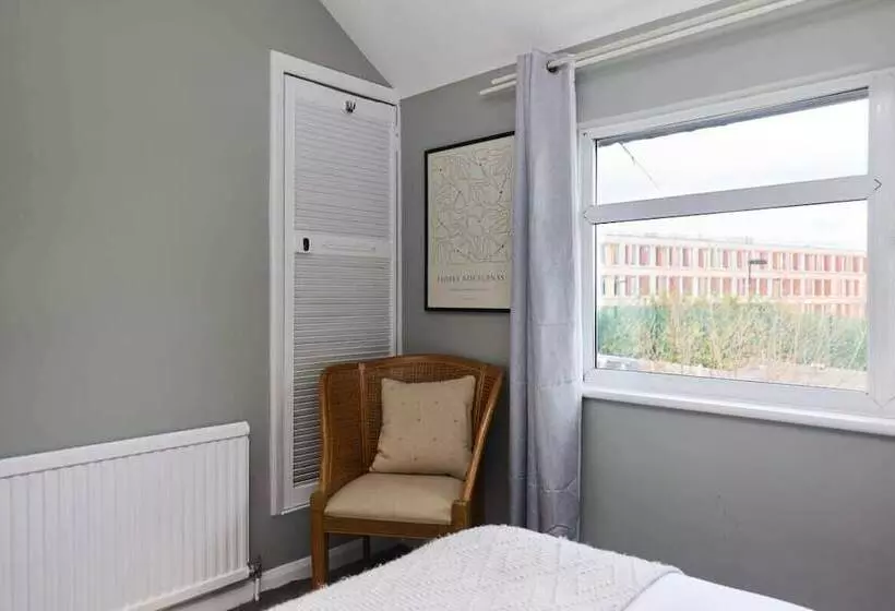 The Dagenham Park Place   Dazzling 3bdr House With Garden