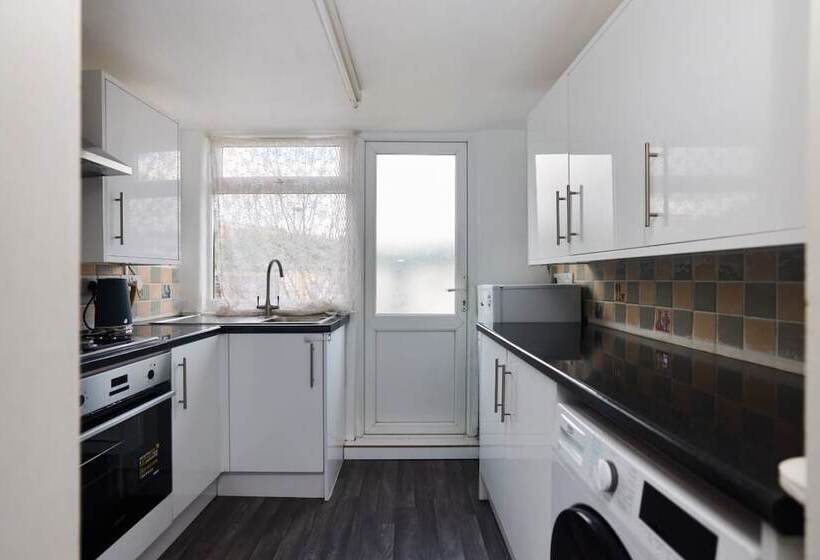 The Dagenham Park Place Dazzling 3bdr House With Garden