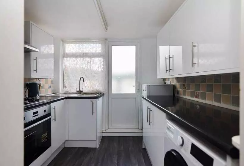 The Dagenham Park Place   Dazzling 3bdr House With Garden