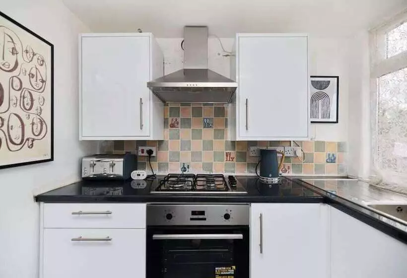 The Dagenham Park Place   Dazzling 3bdr House With Garden