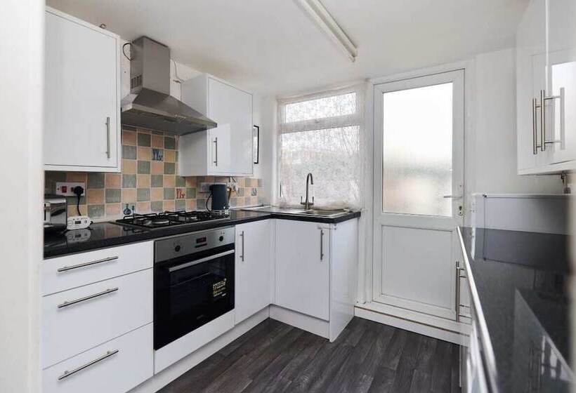 The Dagenham Park Place Dazzling 3bdr House With Garden