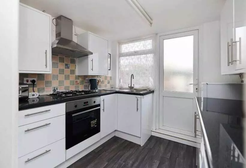 The Dagenham Park Place   Dazzling 3bdr House With Garden