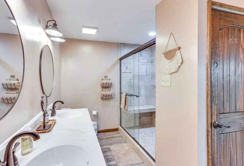 The Duck Farm  Sugar Tree Hideaway W/ Yard!