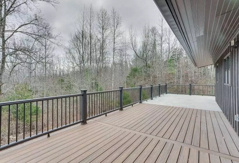 The Duck Farm  Sugar Tree Hideaway W/ Yard!