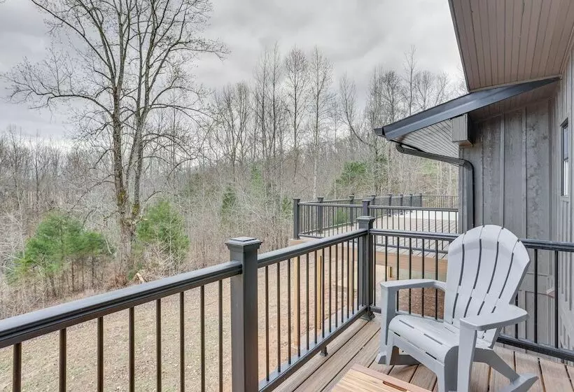 The Duck Farm  Sugar Tree Hideaway W/ Yard!