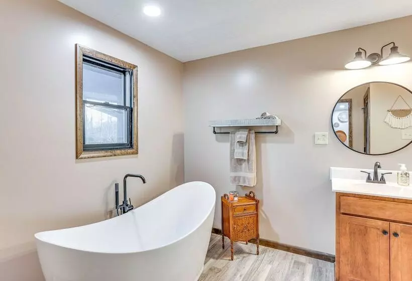 The Duck Farm  Sugar Tree Hideaway W/ Yard!