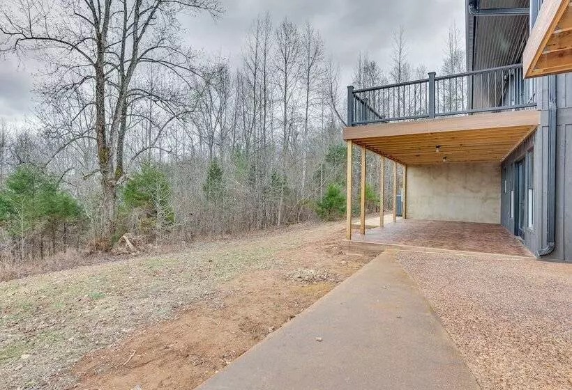 The Duck Farm  Sugar Tree Hideaway W/ Yard!