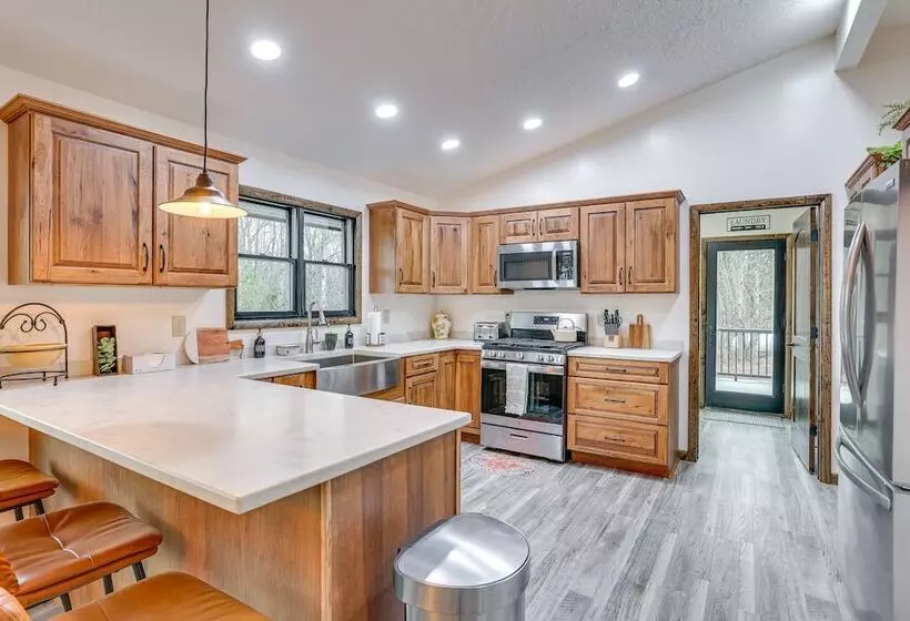 The Duck Farm  Sugar Tree Hideaway W/ Yard!