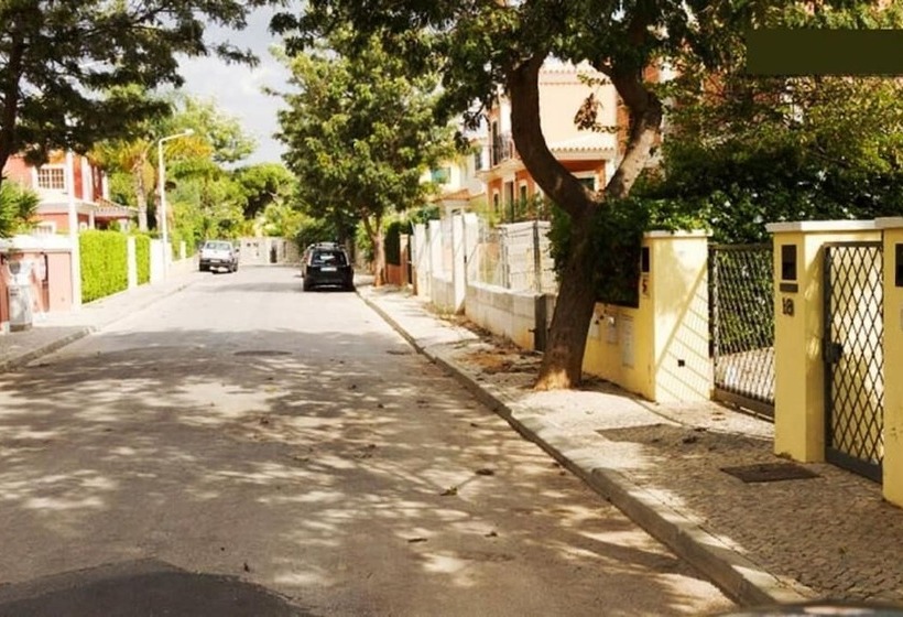 تختخواب و صبحانه Coloured Studio