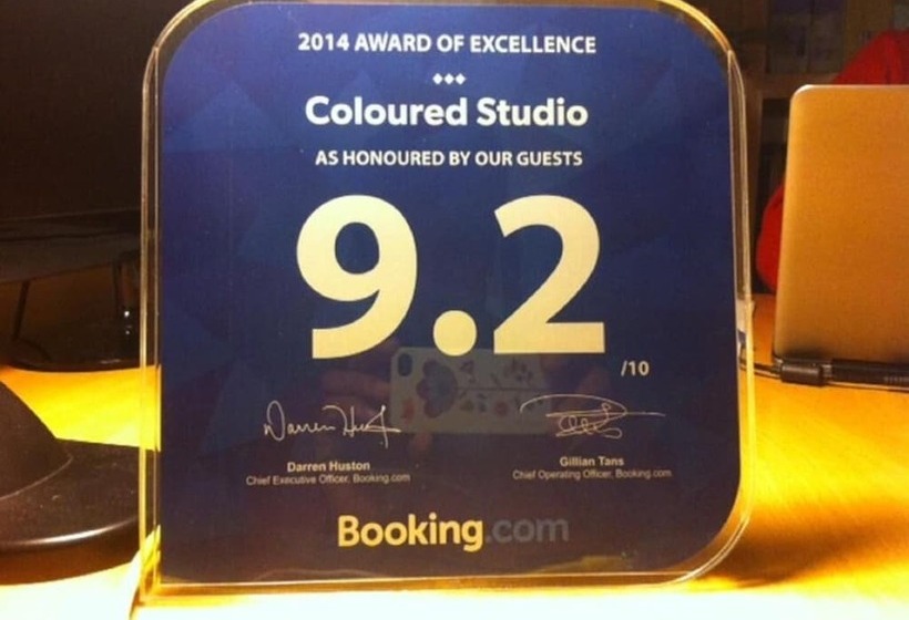 تختخواب و صبحانه Coloured Studio