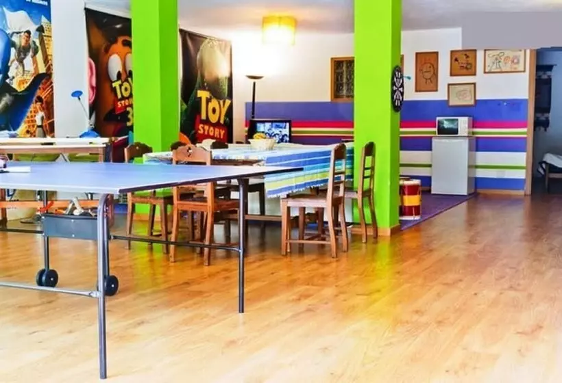 تختخواب و صبحانه Coloured Studio
