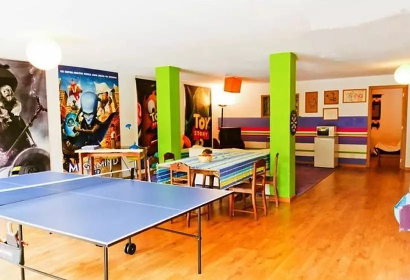 تختخواب و صبحانه Coloured Studio