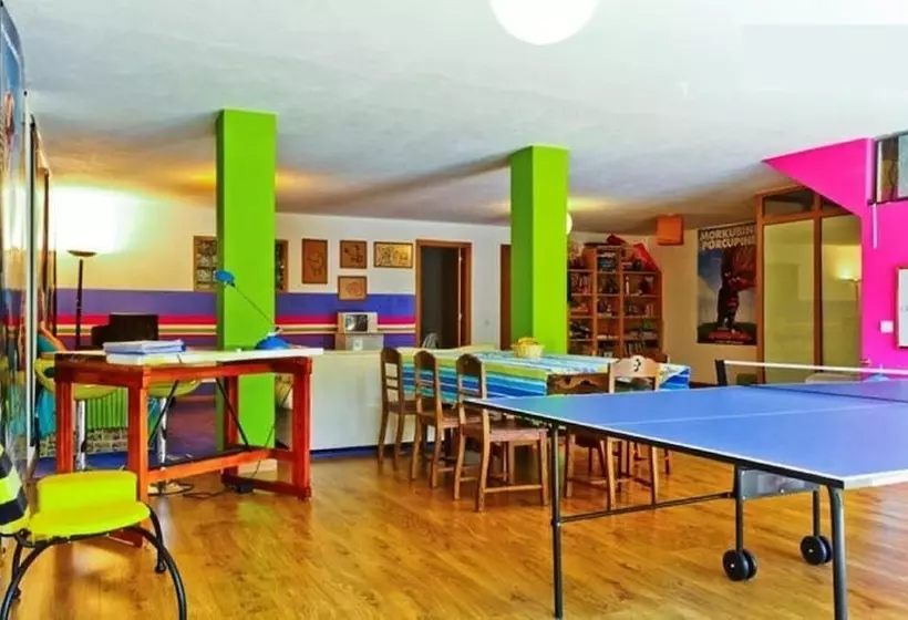 تختخواب و صبحانه Coloured Studio