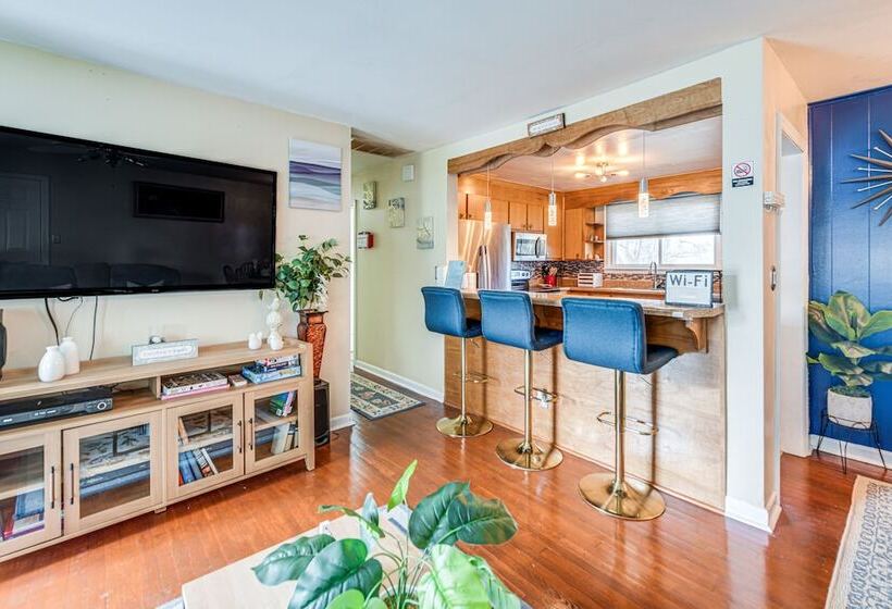 Colonial Heights Home W/ Large Yard & Bbq Grill!