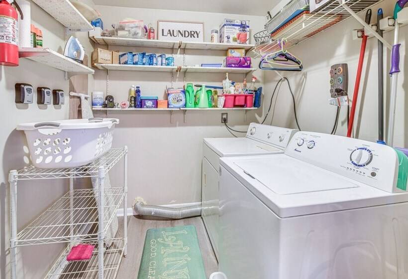 Colonial Heights Home W/ Large Yard & Bbq Grill!