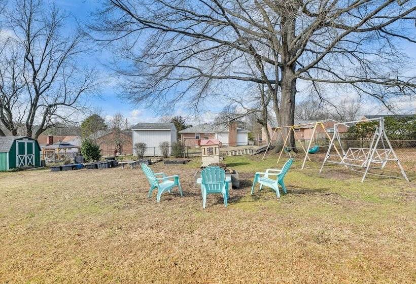 Colonial Heights Home W/ Large Yard & Bbq Grill!
