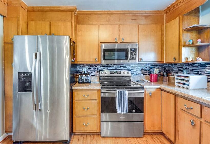 Colonial Heights Home W/ Large Yard & Bbq Grill!