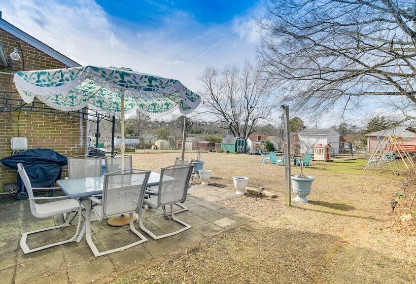 Colonial Heights Home W/ Large Yard & Bbq Grill!