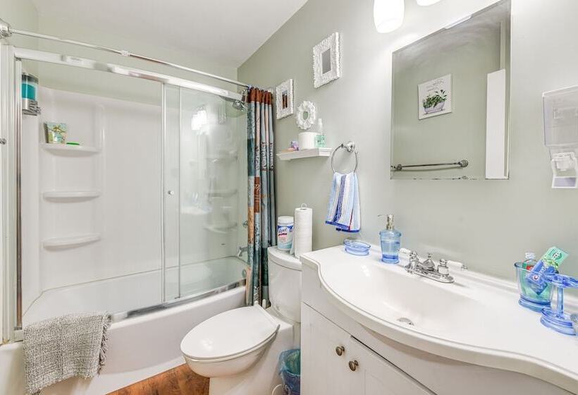 Colonial Heights Home W/ Large Yard & Bbq Grill!