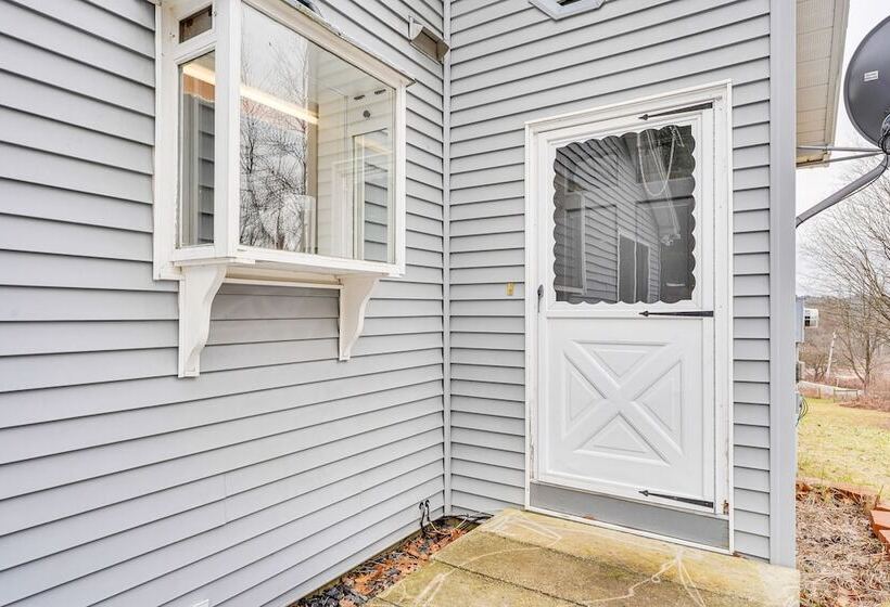 Cozy Fair Haven Home With Mountain Views!