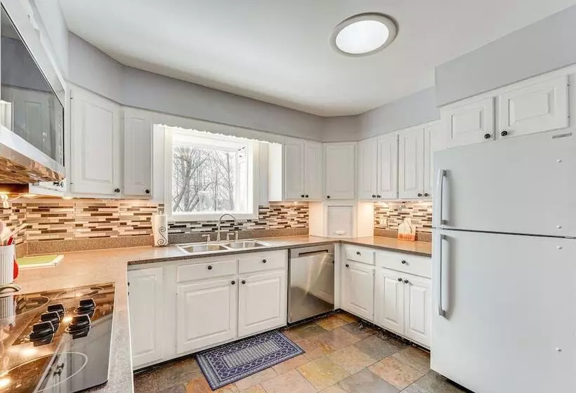 Cozy Fair Haven Home With Mountain Views!