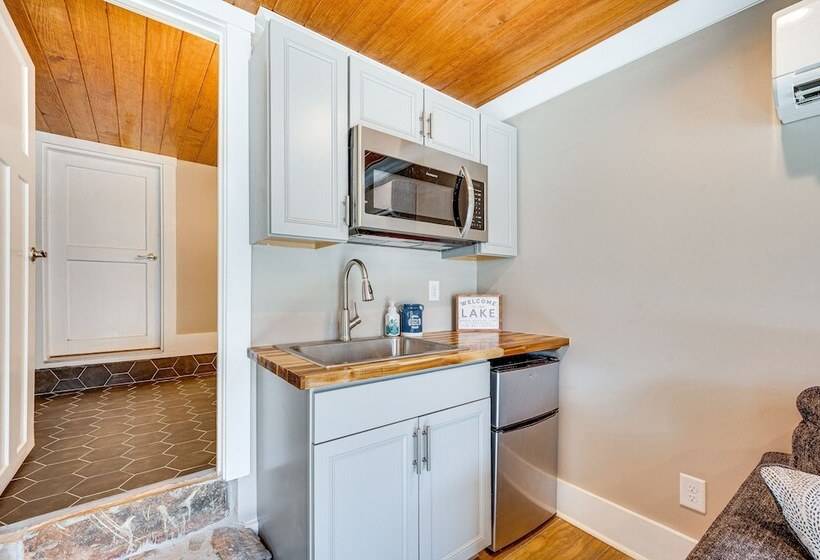 Lakefront New London Retreat W/ Dock & Hot Tub!