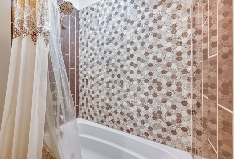 Lakefront New London Retreat W/ Dock & Hot Tub!