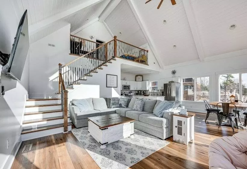 Lakefront New London Retreat W/ Dock & Hot Tub!