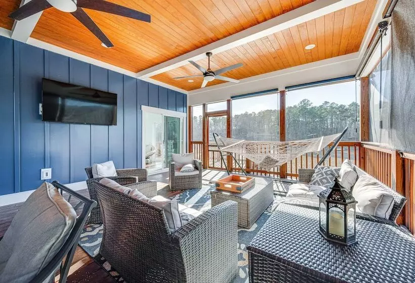 Lakefront New London Retreat W/ Dock & Hot Tub!