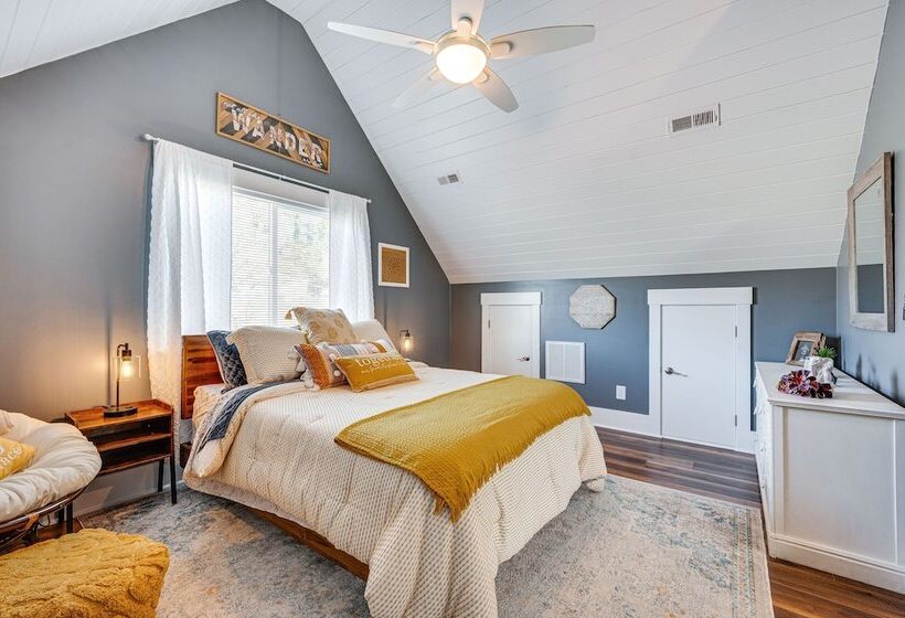 Lakefront New London Retreat W/ Dock & Hot Tub!