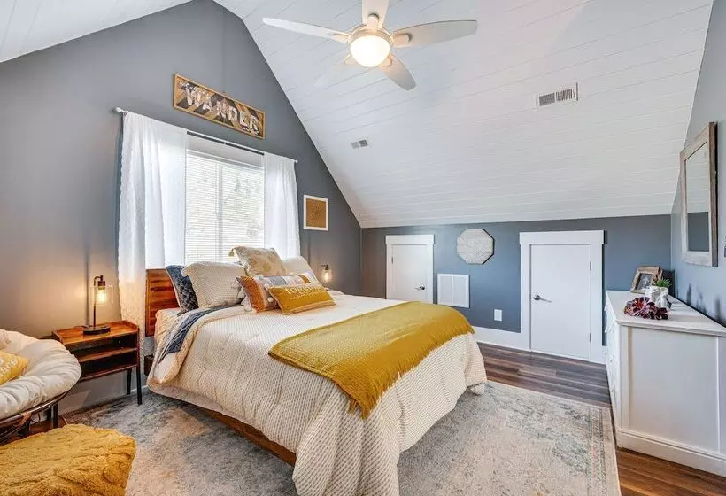 Lakefront New London Retreat W/ Dock & Hot Tub!