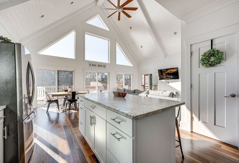 Lakefront New London Retreat W/ Dock & Hot Tub!