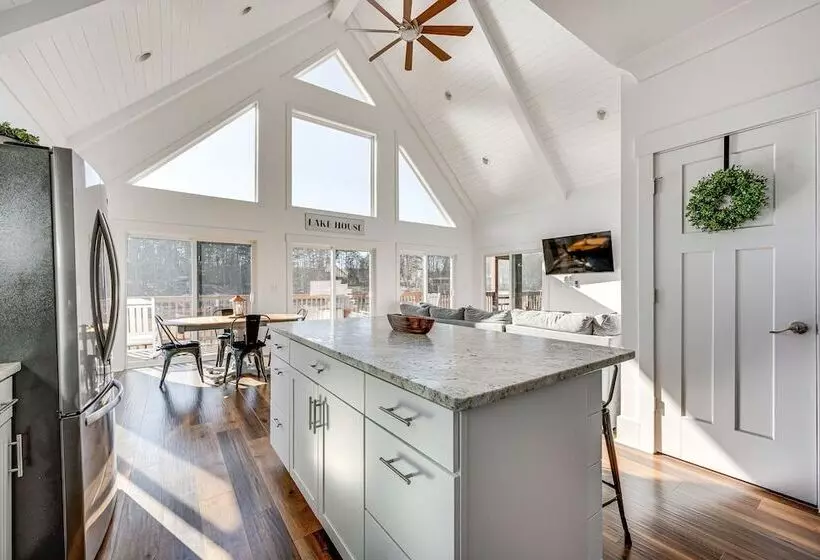 Lakefront New London Retreat W/ Dock & Hot Tub!