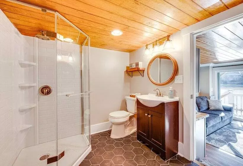 Lakefront New London Retreat W/ Dock & Hot Tub!