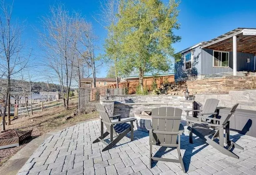 Lakefront New London Retreat W/ Dock & Hot Tub!