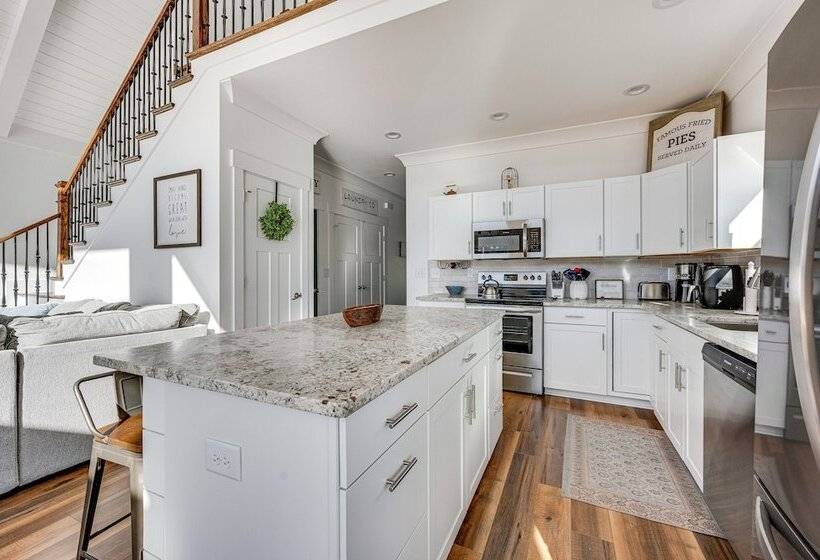 Lakefront New London Retreat W/ Dock & Hot Tub!