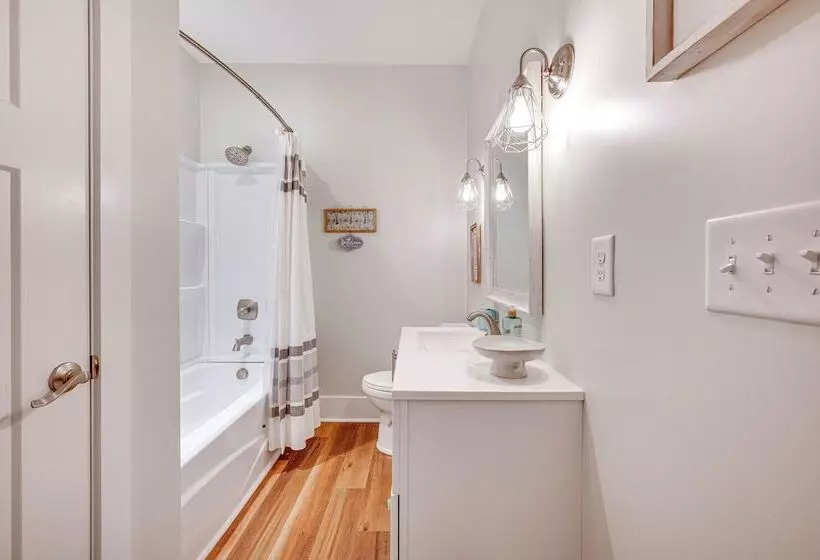 Lakefront New London Retreat W/ Dock & Hot Tub!