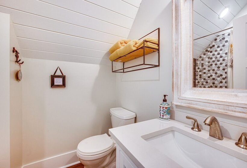 Lakefront New London Retreat W/ Dock & Hot Tub!